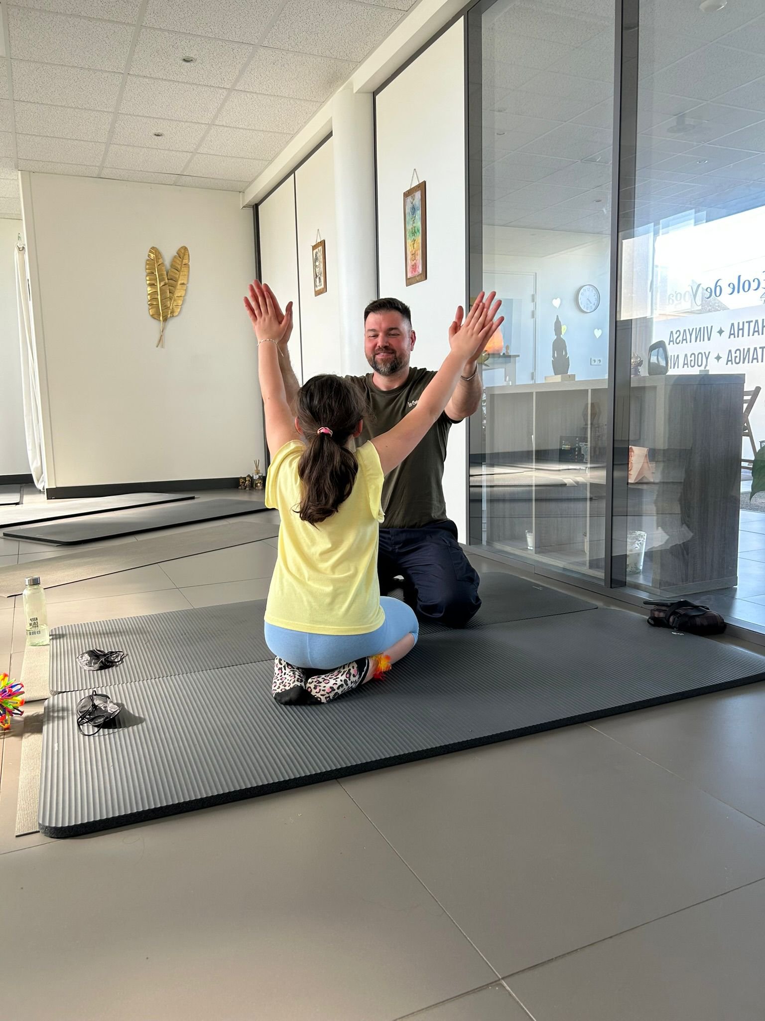 Salle préparée pour un atelier de sophrologie avec tapis et supports pédagogiques