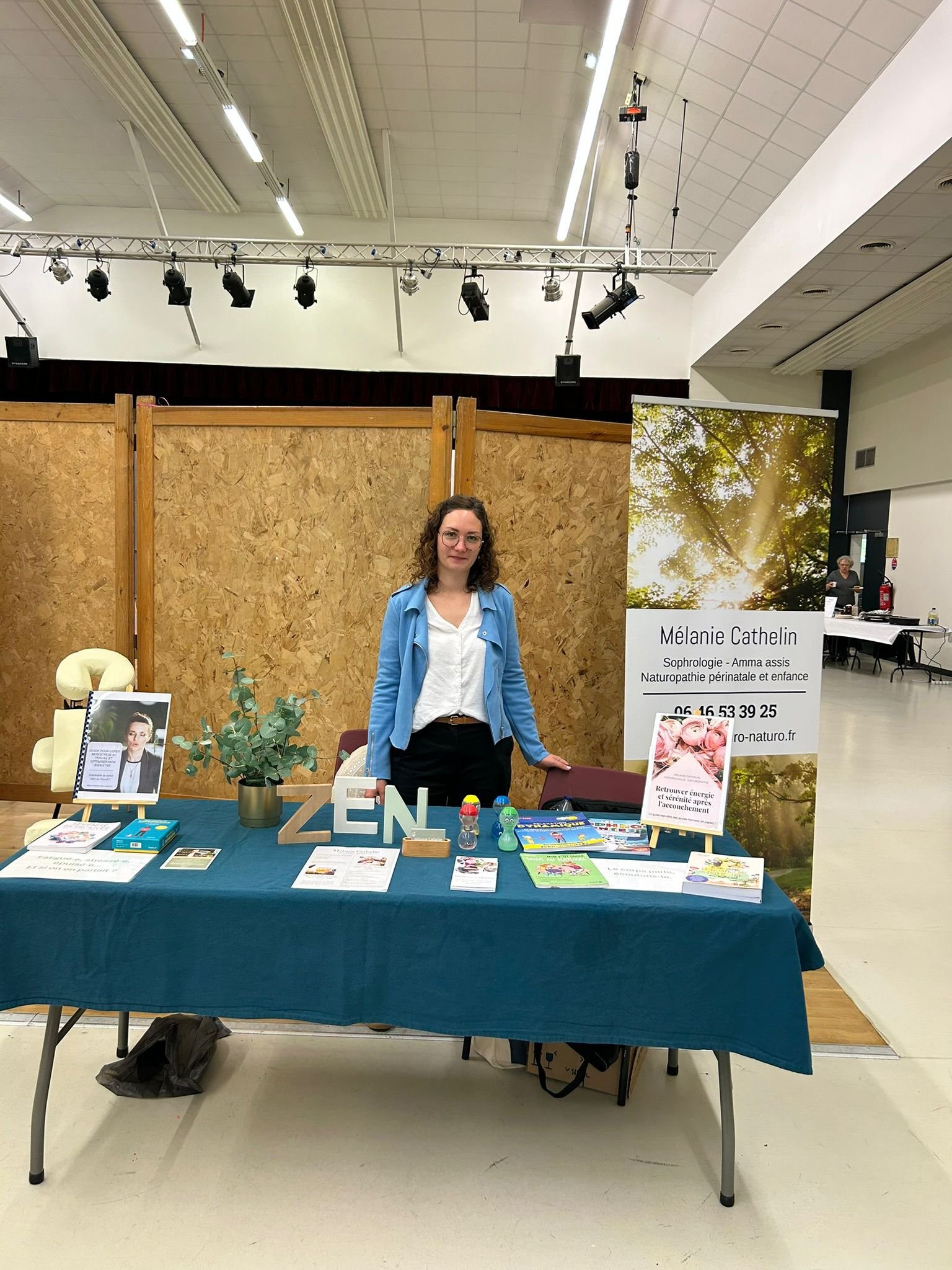 Stand de Mélanie Cathelin installé dans un forum bien-être